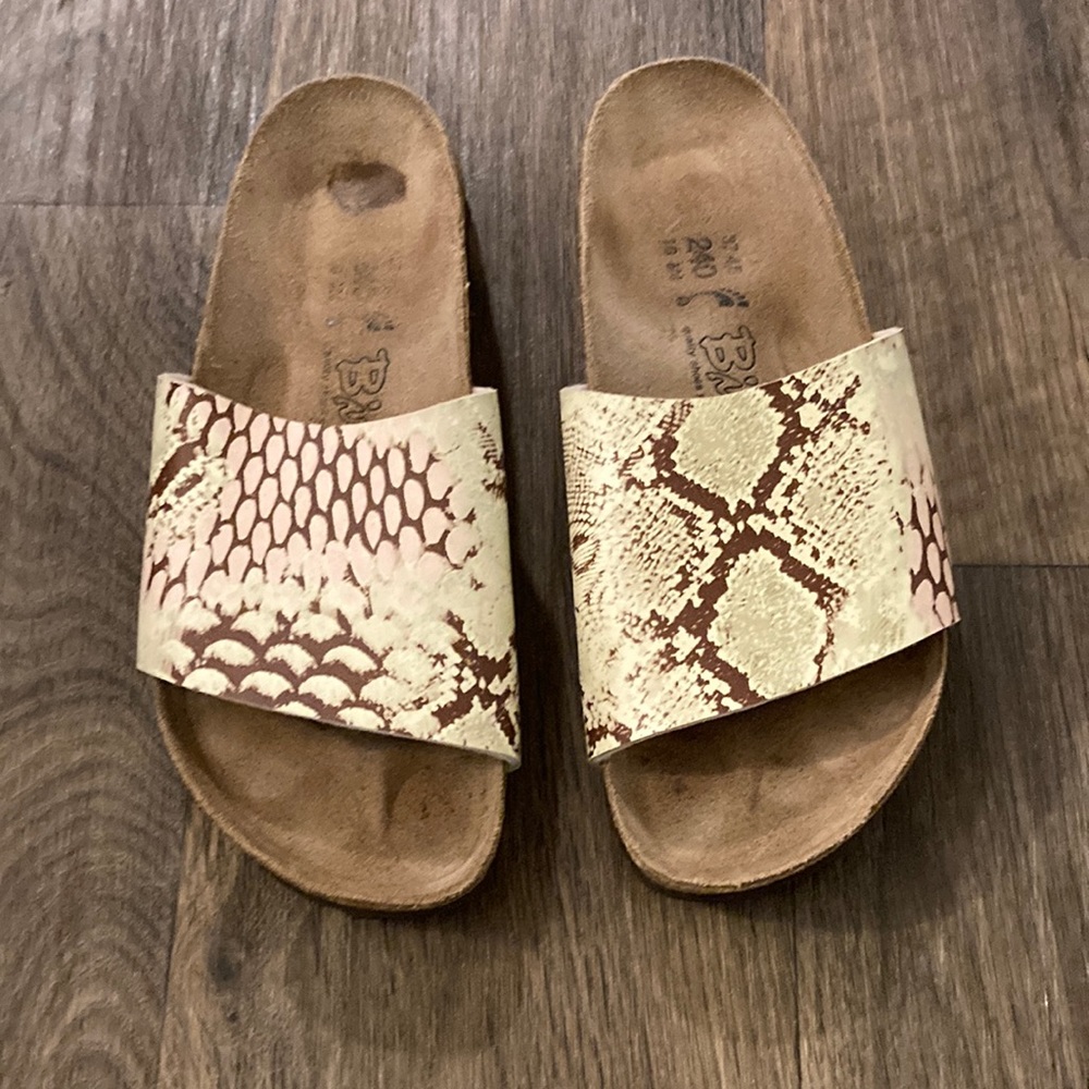 Women's Birkis Birkenstock Slides size 37 / 240  / 6.5-7. excellent condition
